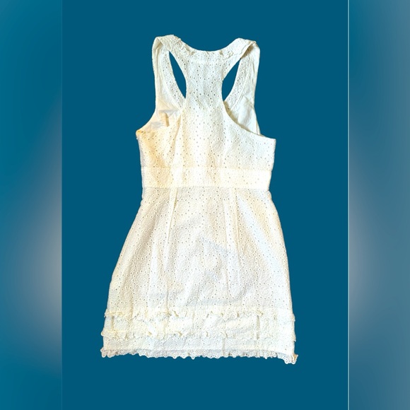 BCBG WHITE PATTERN DRESS. - Picture 3 of 4